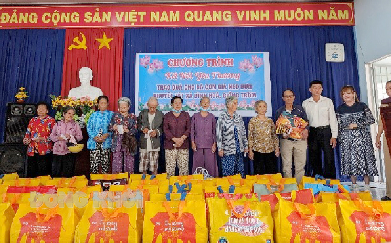 Tin hoạt động các huyện, thành phố ngày 12-4-2024 Đại biểu tặng quà cho người già neo đơn, người khuyết tật. Ảnh: Kim Phụng.