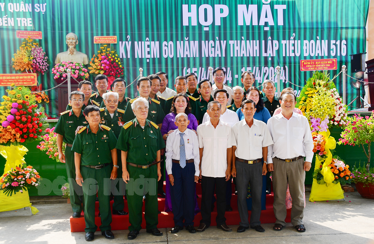 Họp mặt kỷ niệm 60 năm Ngày thành lập Tiểu đoàn 516 Các đại biểu chụp ảnh tại buổi họp mặt.