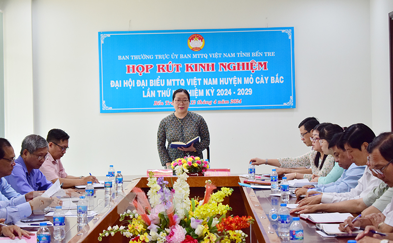 Chủ tịch Ủy ban MTTQ Việt Nam tỉnh Nguyễn Thị Hồng Nhung phát biểu kết luận tại cuộc họp.