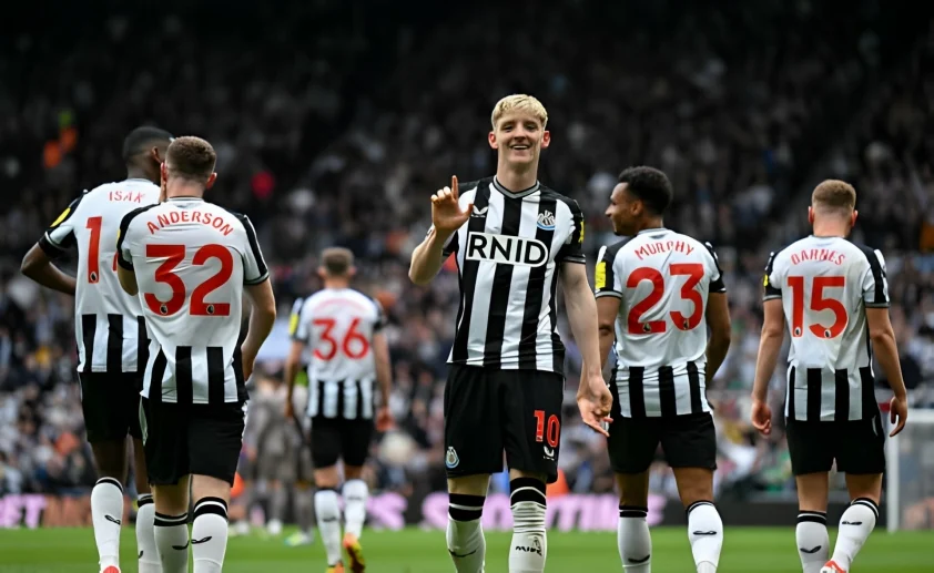 Tottenham thua tan nát trên sân của Newcastle tại vòng 33 Ngoại hạng Anh Anthony Gardon lạnh lùng trừng phạt sai lầm của Tottenham. Ảnh: Getty.