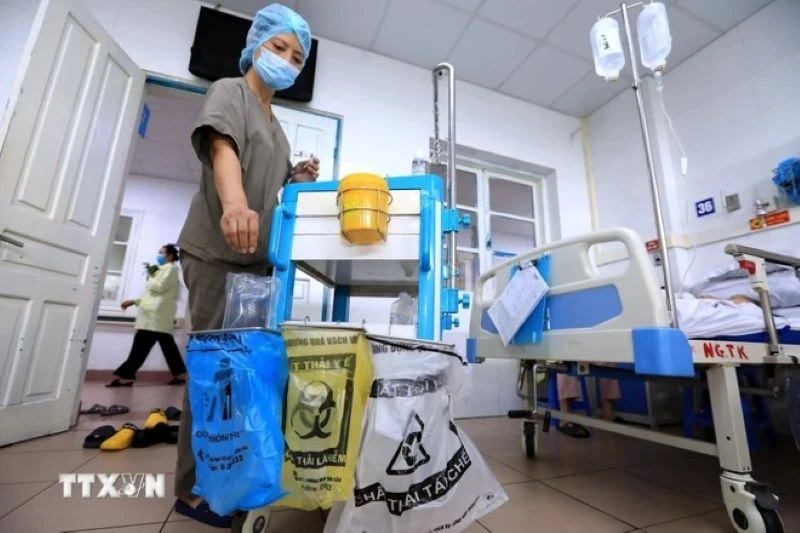 Bộ Y tế yêu cầu tăng cường quản lý nước thải, chất thải y tế Chất thải y tế được phân loại ngay tại nơi khám chữa bệnh, được chia thành các túi nylon theo mẫu quy định. Ảnh: Thành Đạt/TTXVN