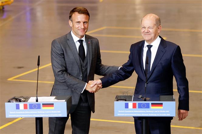 Tổng thống Pháp Emmanuel Macron (trái) và Thủ tướng Đức Olaf Scholz tại cuộc họp báo ở Hamburg, Đức ngày 9-10-2023. Ảnh: AFP/TTXVN
