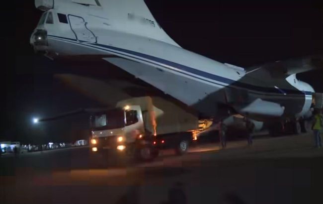 Máy bay chở hàng quân sự Il-76 của Nga chở lực lượng và thiết bị tới Niger hôm 10-4. Ảnh: RTN/Twitter