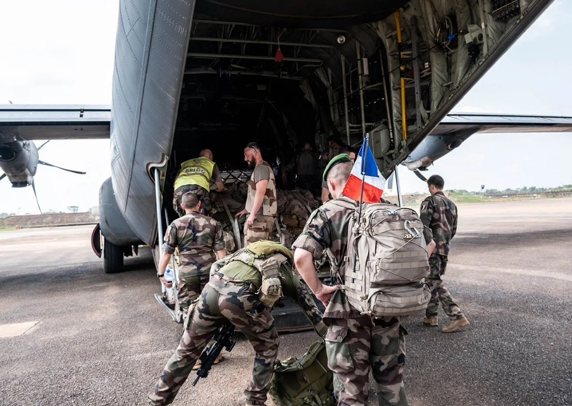 Lực lượng Pháp rời Niamey, Niger vào tháng 12-2023. Ảnh: Getty Images