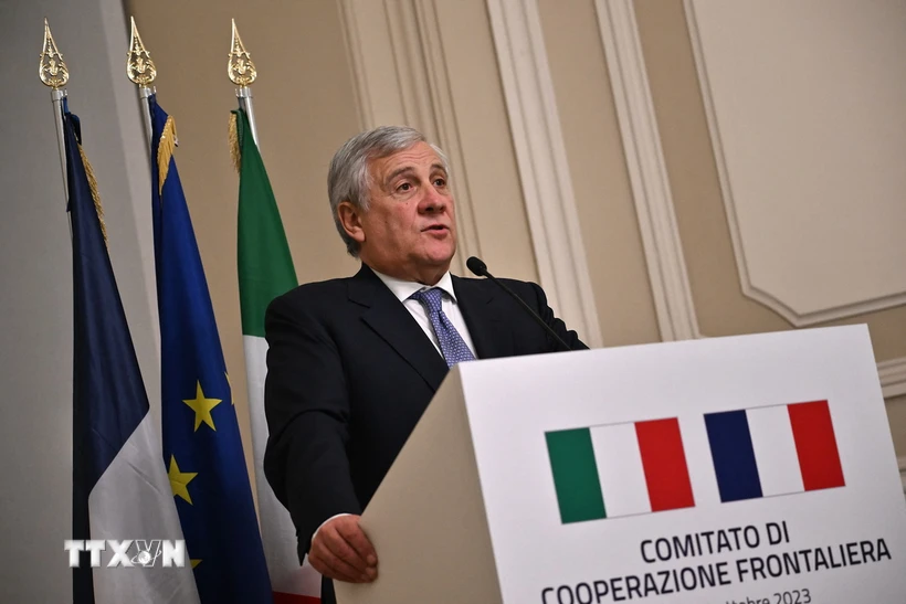 Ngoại trưởng Italy Antonio Tajani phát biểu tại cuộc họp báo ở Turin ngày 31-10-2023. (Ảnh: AFP/TTXVN)