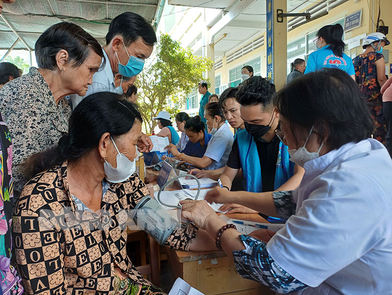 500 người dân huyện Châu Thành, Mỏ Cày Nam khám bệnh miễn phí Người dân huyện Châu Thành tham gia khám bệnh miễn phí