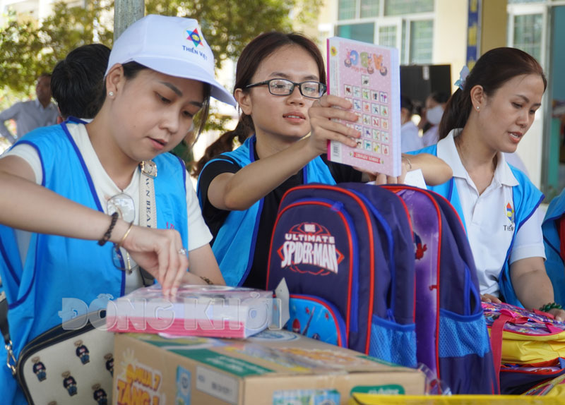 500 người dân huyện Châu Thành, Mỏ Cày Nam khám bệnh miễn phí Tình nguyện viên phân phát quà cho học sinh huyện Châu Thành