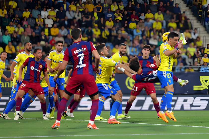 Barca nhọc nhằn giành 3 điểm trước Cadiz Siêu phẩm của Felix giúp Barca thắng vất vả Cadiz. Ảnh: Getty