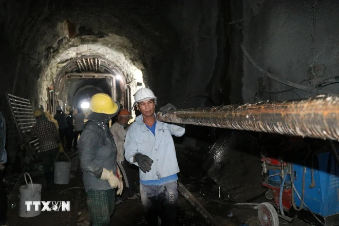 Sạt lở hầm đường sắt Đèo Cả: Điều tiết phương tiện đảm bảo an toàn, thuận lợi Công nhân nỗ lực vận chuyển đất đá, đưa vật liệu vào gia cố hầm Đèo Cả. Ảnh Đặng Tuấn/TTXVN