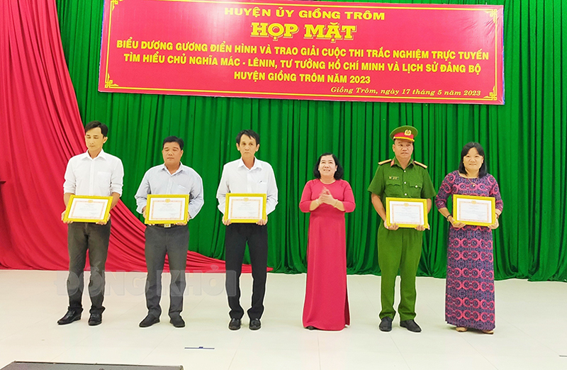 Nhiều cán bộ, đảng viên gương mẫu trong học tập và làm theo Bác Trao giấy khen cho các cá nhân tiêu biểu về học tập và làm theo làm tư tưởng, đạo đức, phong cách Hồ Chí Minh năm 2023.