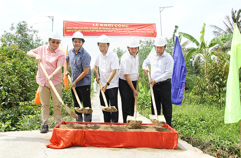 Đại biểu thực hiện nghi thức động thổ công trình.