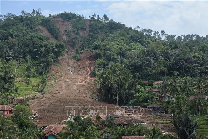 Hiện trường vụ lở đất do mưa lớn ở Cipongkor, tỉnh Tây Java, Indonesia ngày 25-3-2024. Ảnh minh hoạ: AFP/TTXVN