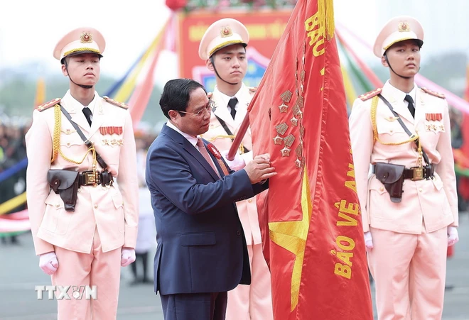 Thủ tướng: Xây dựng Cảnh sát Cơ động 'pháp luật sắc, nghiệp vụ tinh' Thủ tướng Phạm Minh Chính gắn danh hiệu Anh hùng Lực lượng Vũ trang Nhân dân lên cờ truyền thống của lực lượng Cảnh sát Cơ động. Ảnh: Dương Giang/TTXVN