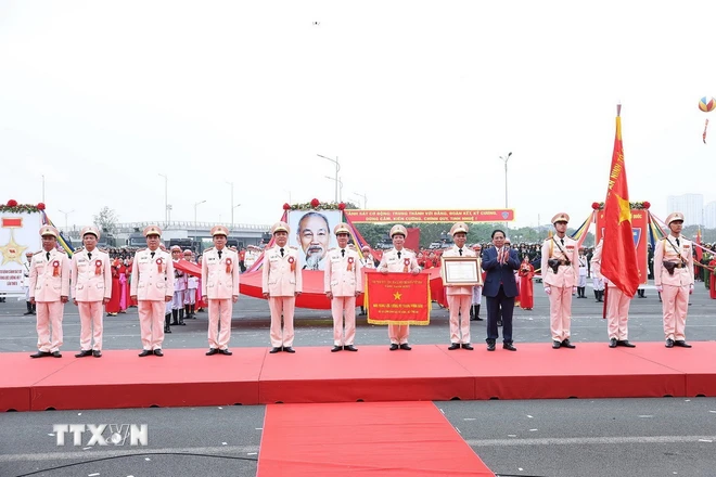 Thủ tướng: Xây dựng Cảnh sát Cơ động 'pháp luật sắc, nghiệp vụ tinh' Thủ tướng Phạm Minh Chính trao danh hiệu Anh hùng Lực lượng Vũ trang Nhân dân lần thứ hai cho lực lượng Cảnh sát Cơ động. Ảnh: Dương Giang/TTXVN