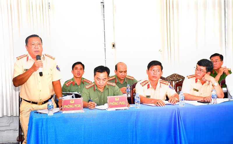Kết quả thực hiện chính sách, pháp luật về bảo đảm trật tự, an toàn giao thông Lãnh đạo Phòng Cảnh sát giao thông Công an tỉnh báo cáo về công tác đảm bảo trật tự an toàn giao thông với đoàn giám sát của Đoàn đại biểu Quốc hội đơn vị tỉnh.