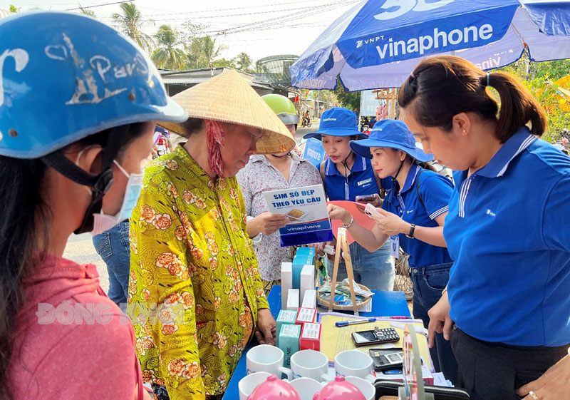 VNPT - VinaPhone Bến Tre hỗ trợ chuyển đổi máy điện thoại 2G cho người dân tại xã Định Thủy và An Định