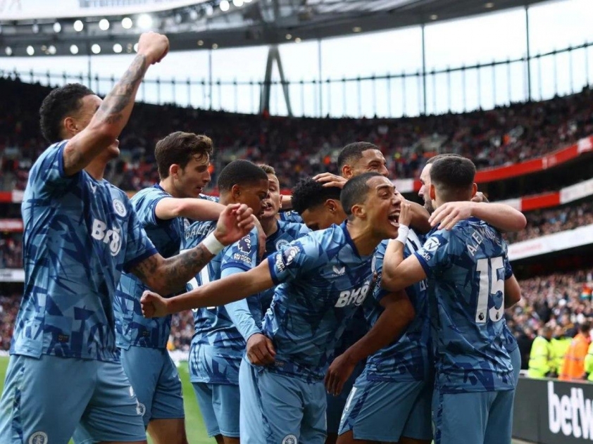 Emirates thất thủ, Arsenal nhận trận thua muối mặt trước Aston Villa