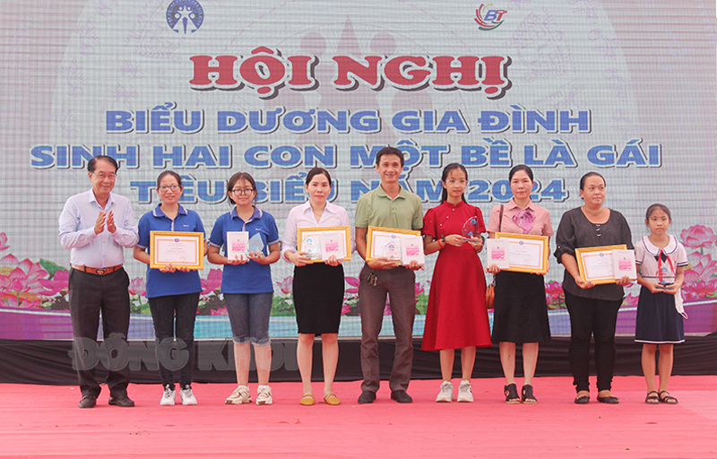 Trưởng ban Văn hóa - Xã hội HĐND tỉnh Huỳnh Văn Cuộn trao biểu dương các gia đình sinh hai con một bề là gái tiêu biểu năm 2024.