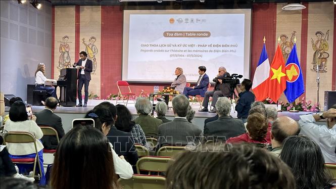 70 năm Chiến thắng Điện Biên Phủ: Giao lưu lịch sử và ký ức tại Pháp Nhà thơ Cameroun Marc Alexandre Oho Bambe trình bày các bài thơ về nỗi đau chiến tranh ở Điện Biên Phủ và khát vọng vươn tới hòa bình, trên nền giai điệu piano êm dịu của nhà soạn nhạc, Caroline Bentz.