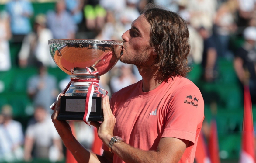 Stefanos Tsitsipas đã hơn Novak Djokovic 1 danh hiệu Monte Carlo trong sự nghiệp (Ảnh: Getty)