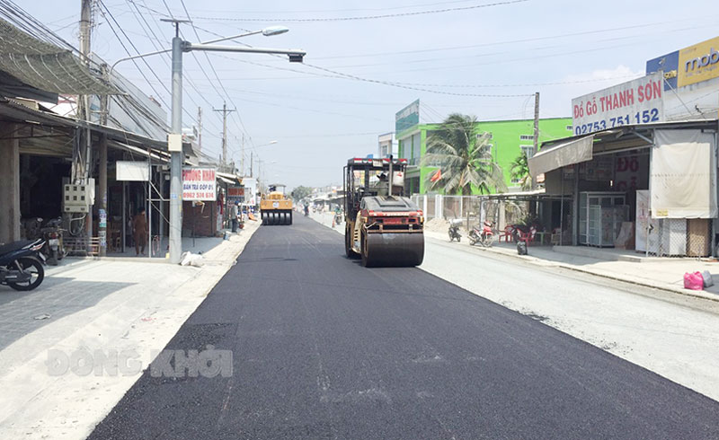 Nhiều công trình được sửa chữa nhờ nguồn vốn bảo trì đường bộ Thảm nhựa, sửa chữa mặt đường Quốc lộ 57B, đoạn qua xã Lộc Thuận, huyện Bình Đại.