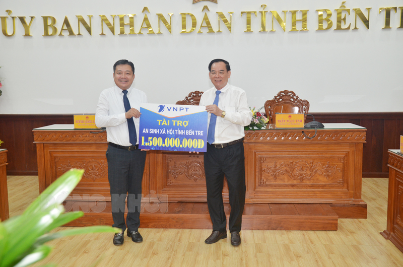 Chủ tịch UBND tỉnh Trần Ngọc Tam nhận bản tượng trưng tài trợ an sinh xã hội.