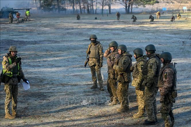 Binh sĩ Ukraine tham gia buổi huấn luyện ở ngoại ô Kiev. Ảnh tư liệu: AFP/TTXVN