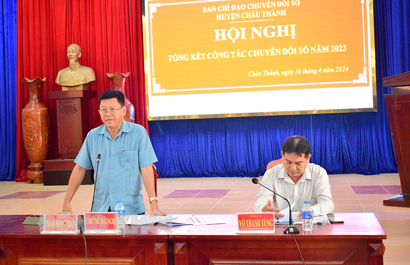 Châu Thành tổng kết công tác chuyển đổi số năm 2023 Bí thư Huyện ủy Phan Song Toàn phát biểu chỉ đạo tại hội nghị.