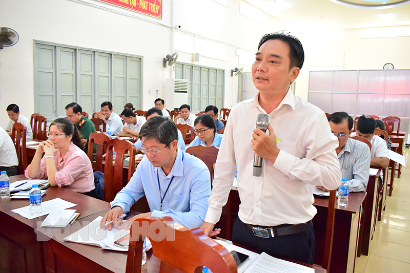 Châu Thành tổng kết công tác chuyển đổi số năm 2023 Đại biểu ngành huyện phát biểu thảo luận tại hội nghị.