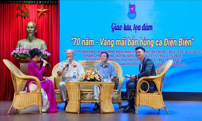 70 năm - Vang mãi bản hùng ca Điện Biên Đại tá Nguyễn Hữu Tài và Đại tá, PGS, TS Nguyễn Mạnh Hà tham gia buổi giao lưu, tọa đàm.