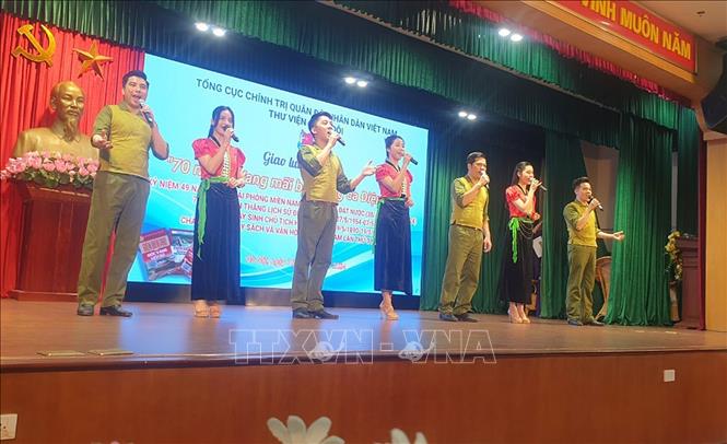 70 năm - Vang mãi bản hùng ca Điện Biên Tiết mục văn nghệ tại buổi giao lưu, tọa đàm.
