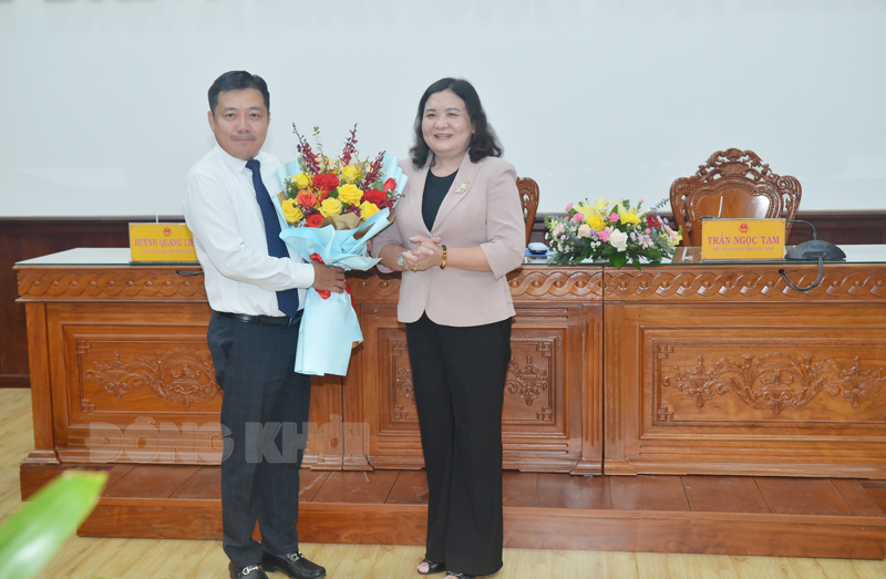 Quyền Bí thư Tỉnh uỷ - Chủ tịch HĐND tỉnh Hồ Thị Hoàng Yến trao tặng hoa cho Tổng giám đốc VNPT Huỳnh Quang Liêm.
