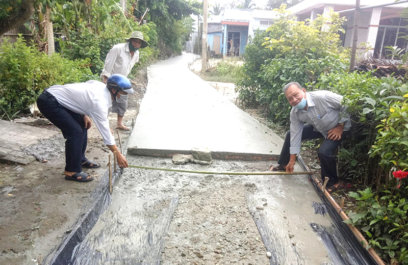 Xây dựng đường bê-tông liên tổ tại ấp Bình An.