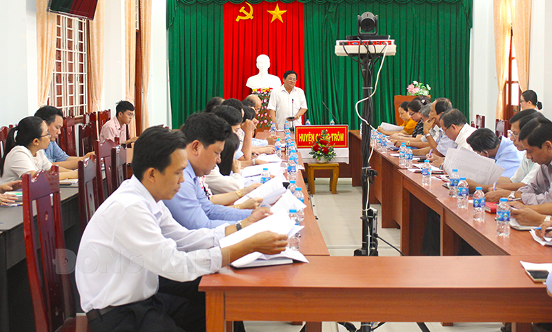 Giám sát chương trình mục tiêu Quốc gia về giảm nghèo bền vững năm 2023 tại huyện Giồng Trôm Trưởng ban Kinh tế - Ngân sách HĐND tỉnh Nguyễn Văn Quới phát biểu tại buổi giám sát.