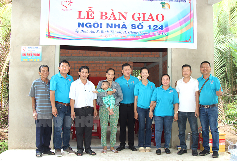 Vận động tặng nhà tình thương cho hộ nghèo góp phần giảm nhanh số hộ nghèo tại ấp Bình An.