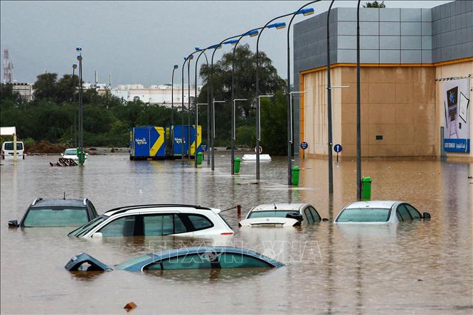 Mưa lớn gây thiệt hại nghiêm trọng tại UAE và Oman Các phương tiện chìm trong nước lũ tại Musat, Oman. Ảnh: AFP/TTXVN