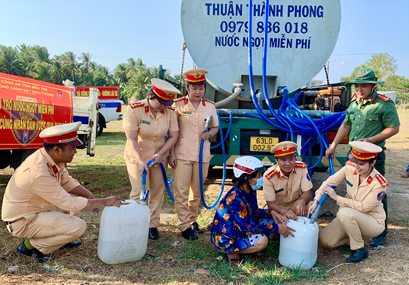 Công an tỉnh hỗ trợ nước ngọt cho người dân vùng hạn mặn ở huyện Bình Đại. Ảnh: Chương Đài