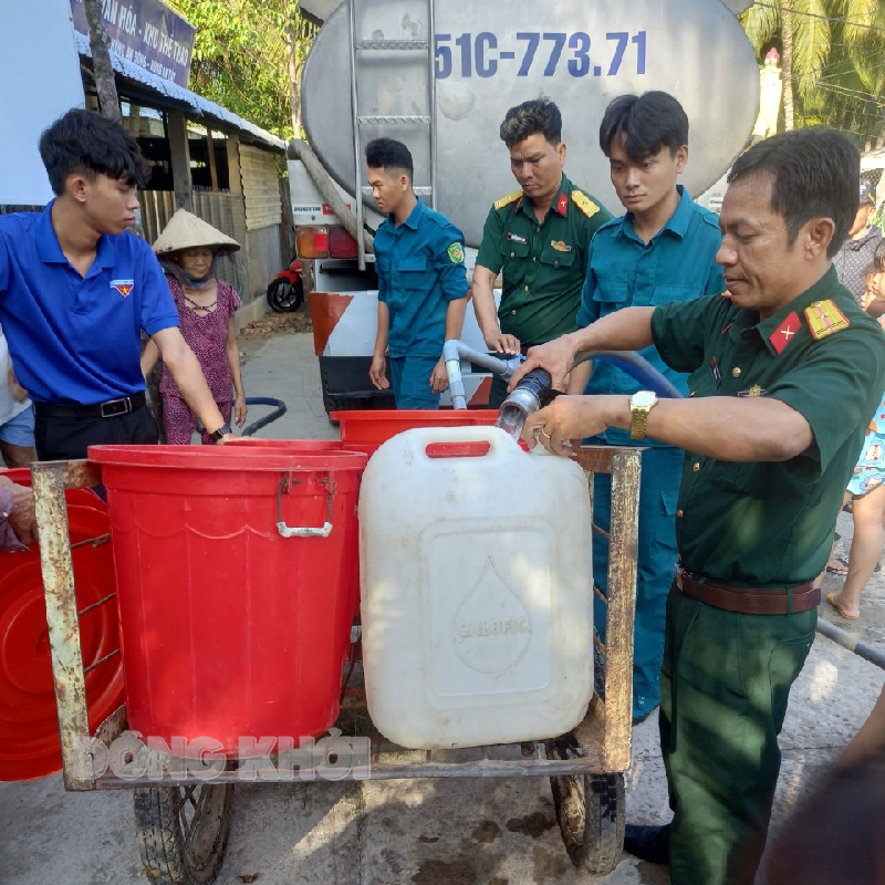 Ban Chỉ huy Quân sự huyện Giồng Trôm hỗ trợ nước ngọt cho bà con xã Hưng Nhượng.