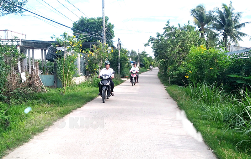 Điển hình trong thi đua 'Cựu chiến binh gương mẫu' Đường nông thôn ấp Thạnh Quí A, xã Bình Thạnh có sự đóng góp tích cực của cựu chiến binh và các đoàn thể.