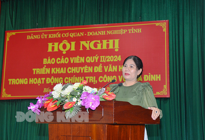 Báo cáo viên chuyên đề là Phó giám đốc Sở Văn hoá - Thể thao và Du lịch tỉnh thông tin Trần Thị Kiều Tôn.