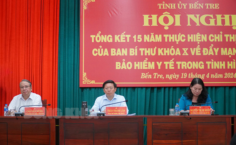 Chủ trì hội nghị.