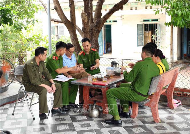 Cán bộ, chiến sĩ Công an xã An Sinh, thị xã Đông Triều, Quảng Ninh giúp đỡ người dân cài đặt định danh điện tử, sử dụng căn cước công dân gắn chíp. Ảnh minh họa: Phạm Kiên/TTXVN