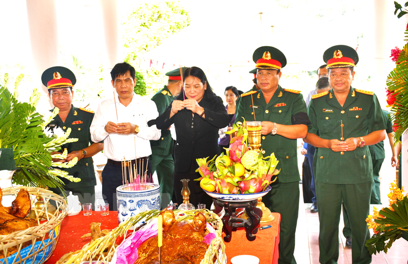 Giồng Trôm tổ chức lễ truy điệu và cải táng hài cốt liệt sĩ Thắp hương tại lễ truy điệu.