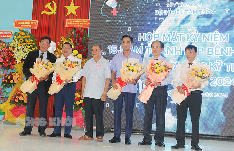 Hội nghị Khoa học kỹ thuật lần thứ IV, năm 2024 Nguyên Bí thư Tỉnh ủy Võ Thành Hạo trao hoa cho đoàn chủ tọa hội nghị KHKT lần thứ IV, năm 2024.