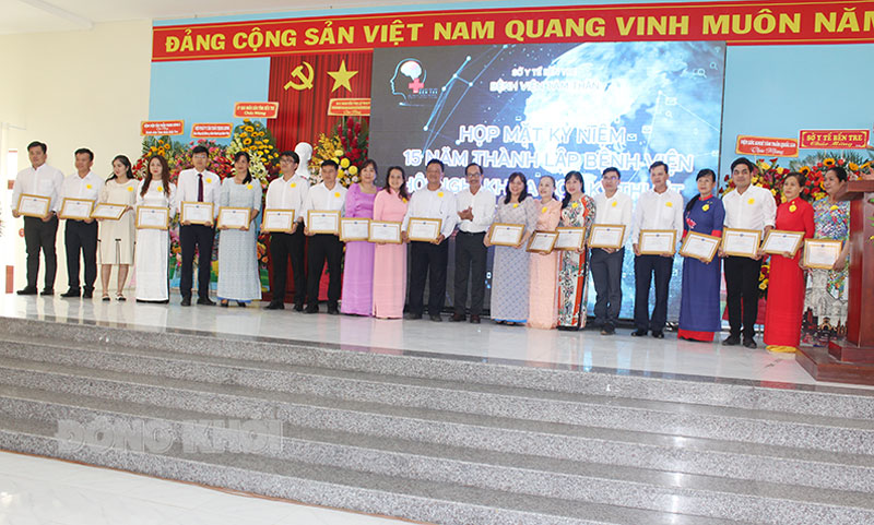 Hội nghị Khoa học kỹ thuật lần thứ IV, năm 2024 Phó giám đốc Sở Y tế Bùi Minh Luân trao tặng giấy khen của sở cho 27 cá nhân.