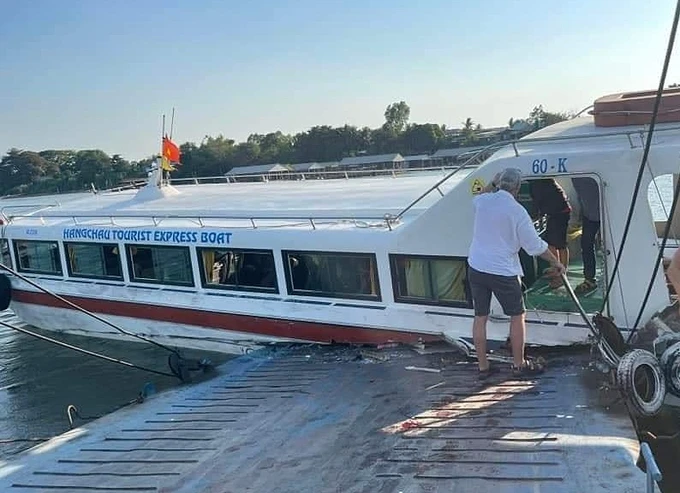 Hiện trường vụ tai nạn giữa tàu chở khách du lịch nước ngoài và phà trên sông Tiền.