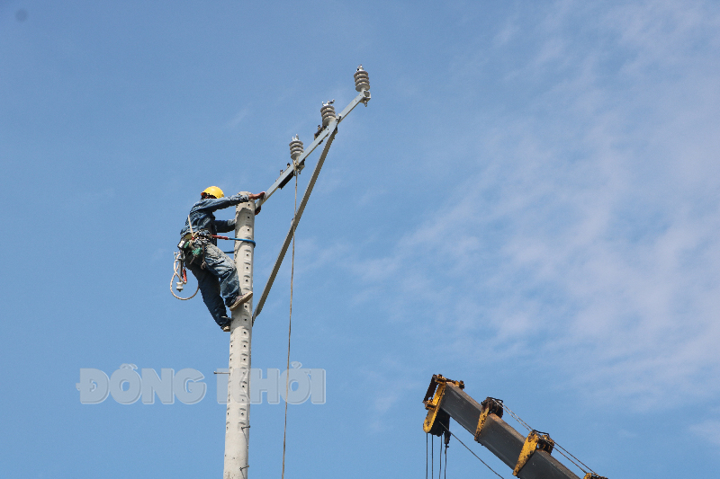 Thay trụ và dây mới lưới điện 22kV trên địa bàn huyện Bình Đại, phục vụ nhu cầu phụ tải nuôi tôm công nghệ cao các xã Thừa Đức, Thới Thuận, Thạnh Phước. Ảnh chụp tháng 12-2023.