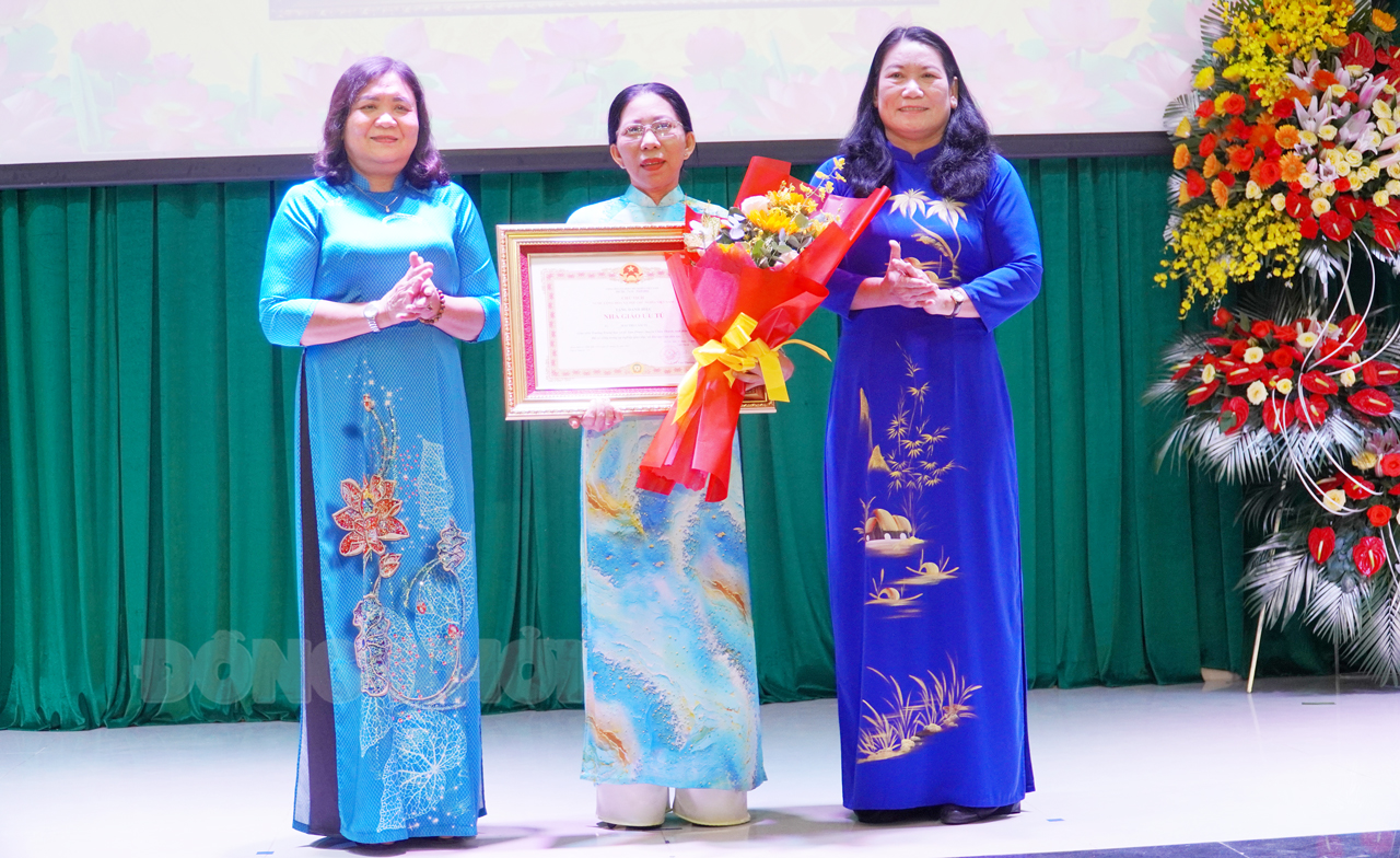 Ngành giáo dục triển khai cao điểm thi đua 'Đồng khởi mới' Quyền Bí thư Tỉnh ủy, Chủ tịch HĐND tỉnh Hồ Thị Hoàng Yến, Phó chủ tịch UBND tỉnh Nguyễn Thị Bé Mười trao danh hiệu và hoa chúc mừng Nhà giáo ưu tú