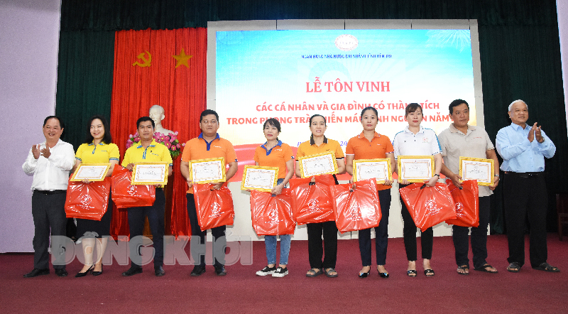 Tôn vinh, khen thưởng các cá nhân, gia đình đã có thành tích xuất sắc trong phong trào hiến máu tình nguyện năm 2023.