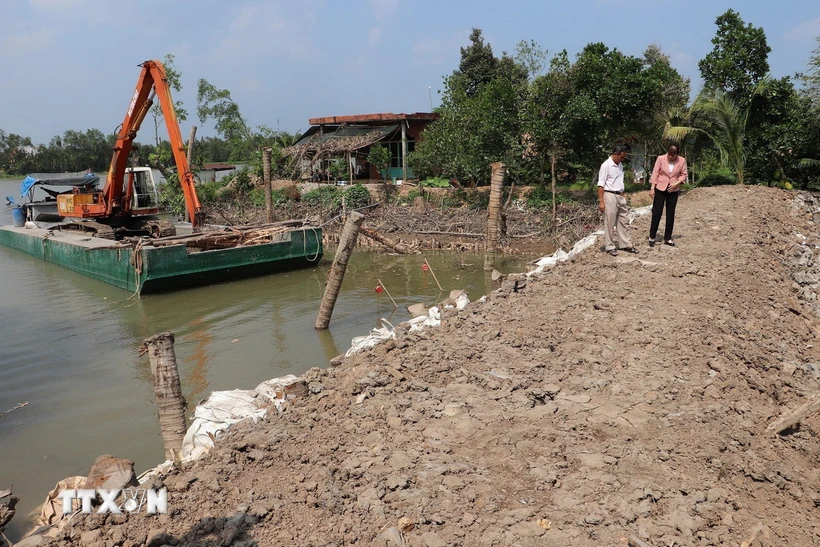 Đắp đập ngăn mặn tại vàm kênh Lầu tại xã Ngũ Hiệp, huyện Cai Lậy, tỉnh Tiền Giang. Ảnh: Minh Trí/TTXVN